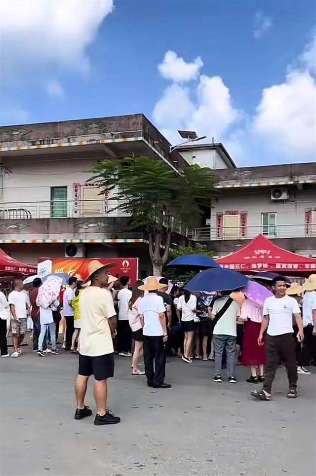 全红婵回老家逛街，家里遭多人日夜围观