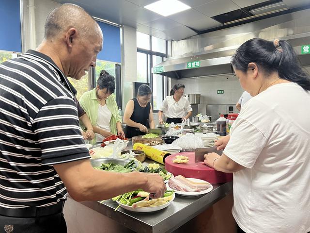 中秋前夕失散26年的男子与家人团聚