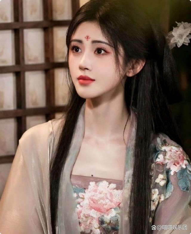 鞠婧祎嫦娥扮相惊艳：古装女神新高度，美貌引热议