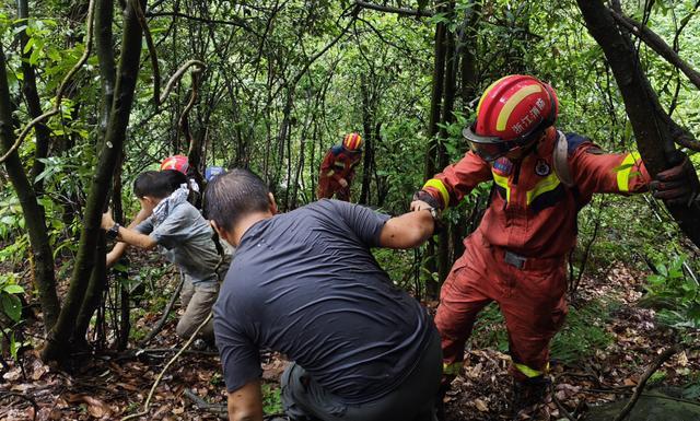 一家3口到杭州爬山遇台风被困整夜 七小时雨夜搜救终脱困