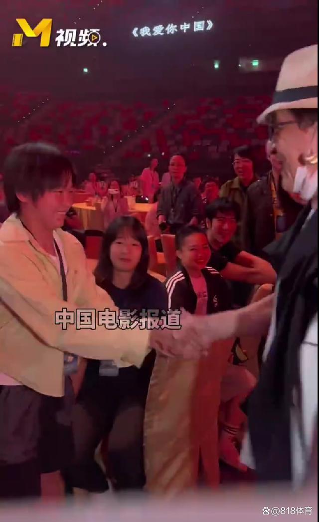 成龙把全红婵当女儿宠，当场抱着不撒手，直呼“中国人的骄傲” 大湾区晚会温馨一幕