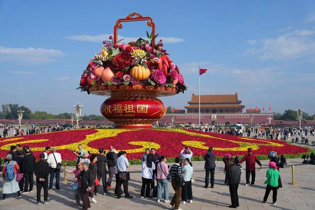 国庆花坛里的时代发展印记