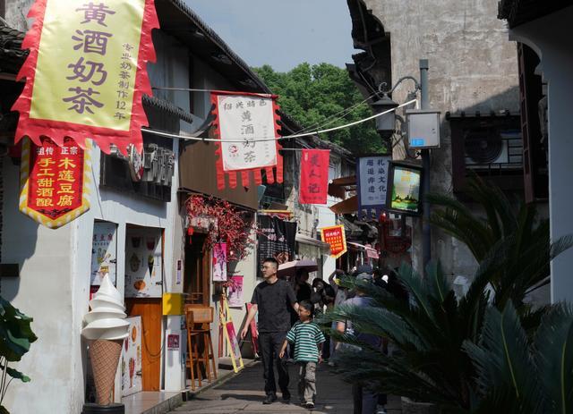 浙江绍兴：特色街区开街迎国庆