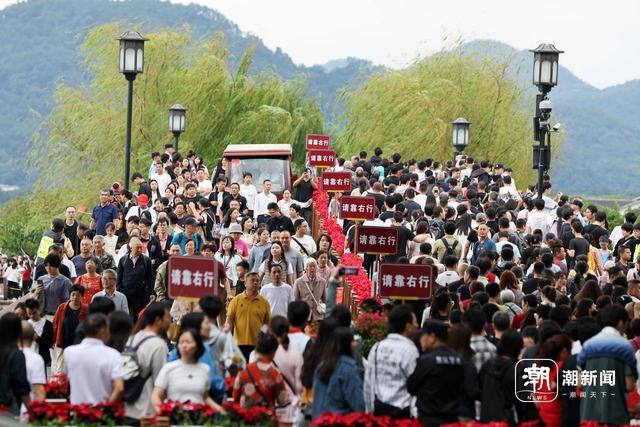 国庆景区人从众 西湖断桥上全是人