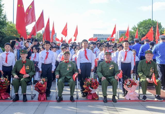 青岛市民排队等国庆升旗 两千人共贺祖国七十五华诞