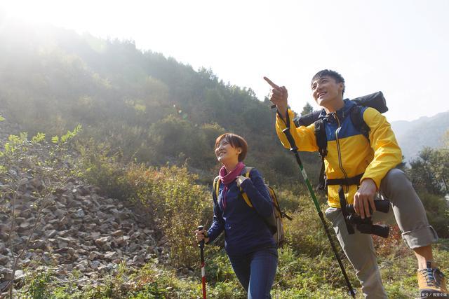 女医生假期带娃爬山救回一条命