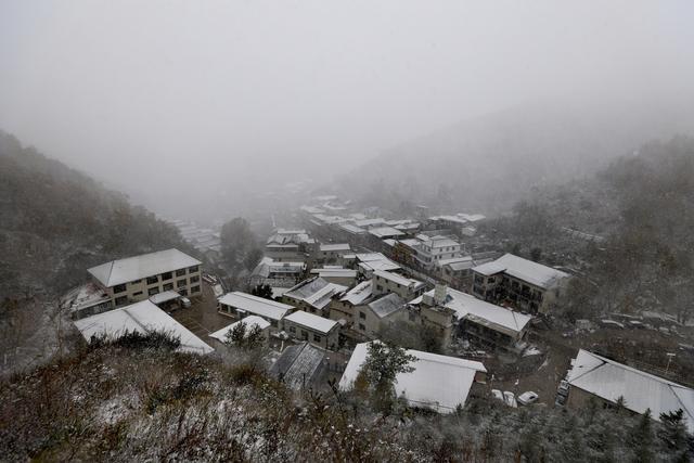 国庆期间多地迎断崖式降温 多地现降雪一夜换季