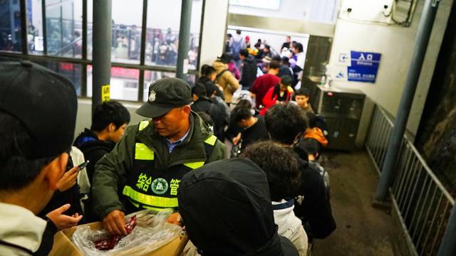 黄山景区护送未预订住宿的游客下山 游客点赞暖心行动