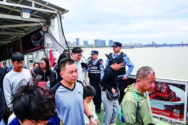 武汉江岸警花守护热门打卡地 共筑安全美景