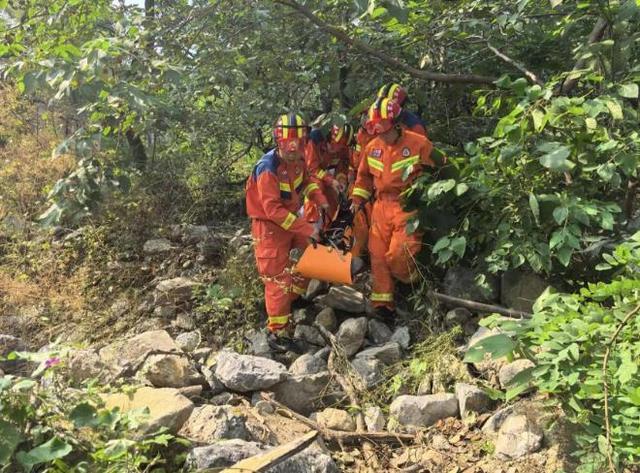 老东谈主景区游玩失慎滑倒 消防挽救 快速反应化险为夷