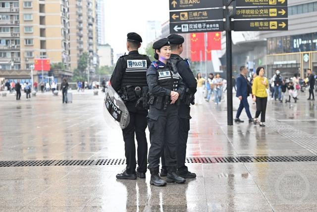 重庆街头执勤女特警火出圈 巾帼英雄守护烟火重庆