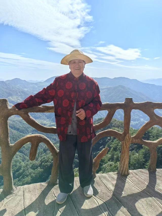 93岁老东谈主率子孙四代登山 全程不拄拐 展家眷凝合力，旅客叹服