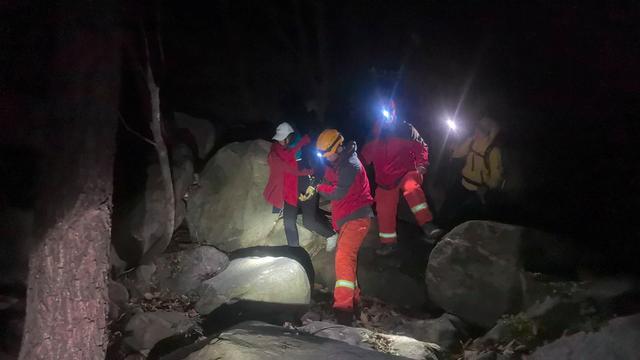 北京一女驴友翻野山失足坠崖 消防紧急救援