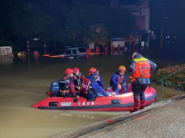 海南琼海嘉积大坝被淹 有商铺进水 持续强降雨影响严重