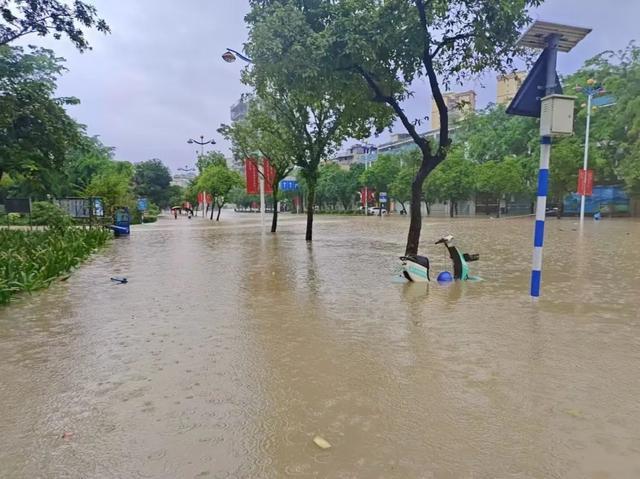 海南琼海嘉积大坝被淹 强降雨致多地受灾