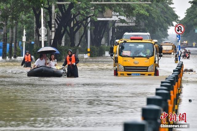 记者现场直击消防人员转移受困群众 台风潭美引发内涝救援