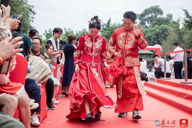 华农举行校友集体婚礼 爱在紫荆校园