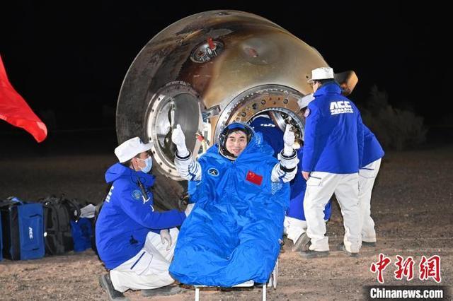 叶光富累计飞行时长超一年刷新纪录 圆满结束太空之旅