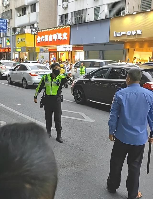 辅警持棍威胁交警“放下武器！”