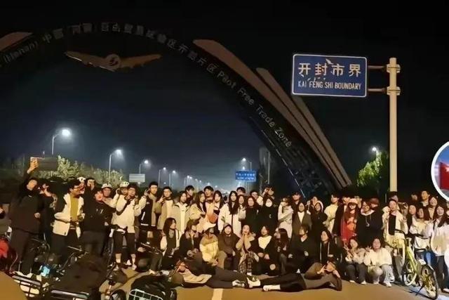 女大學(xué)生夜騎開封失敗讓媽媽開車接 青春騎行熱潮引發(fā)關(guān)注