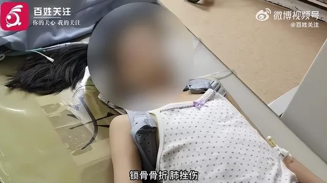 横穿马路被警车撞飞 女孩重伤救治中