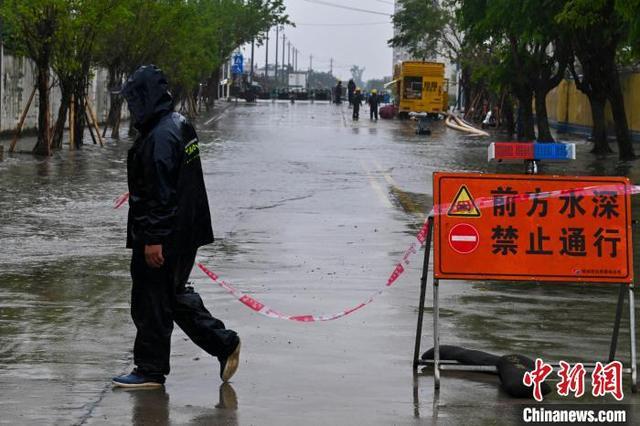 强降雨致海口街道严重积水 多部门紧急抢排