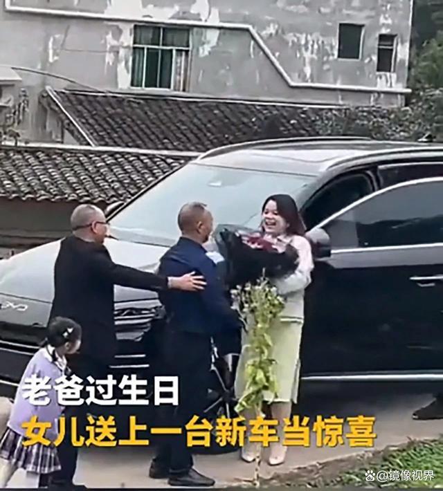 爸爸过生日 女儿送新车 孝心感动全网