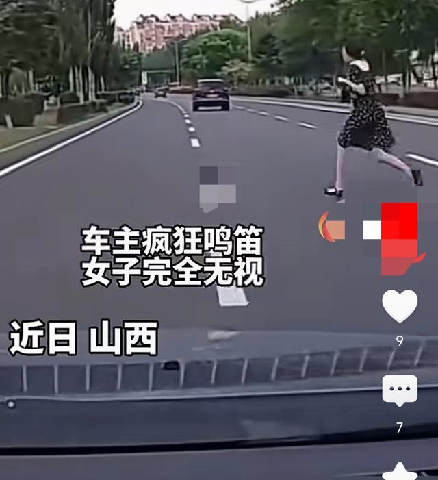 女子突然直冲马路 司机紧急刹车