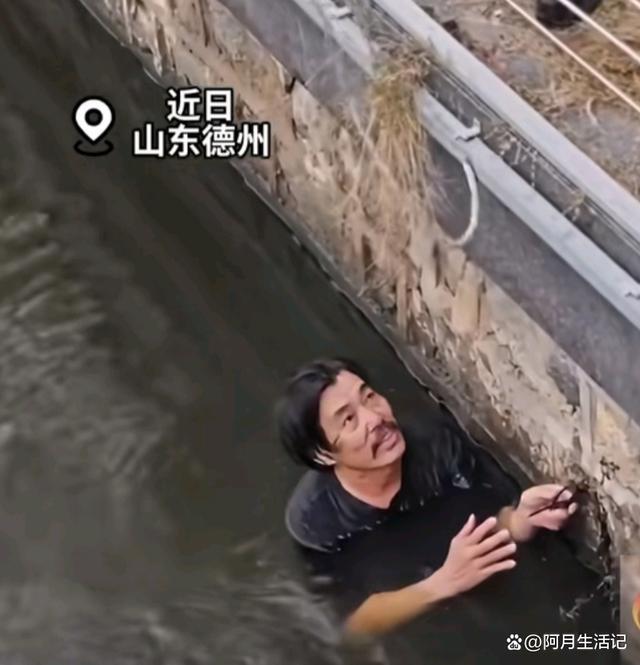 落水男子一个动作让消防不敢救了