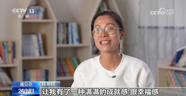 父女俩背着小黑板骑摩托上门开课 8年骑行数万公里为寥落儿童送教