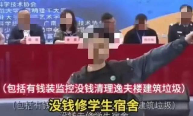 质问学校的学生被开除？当地否认