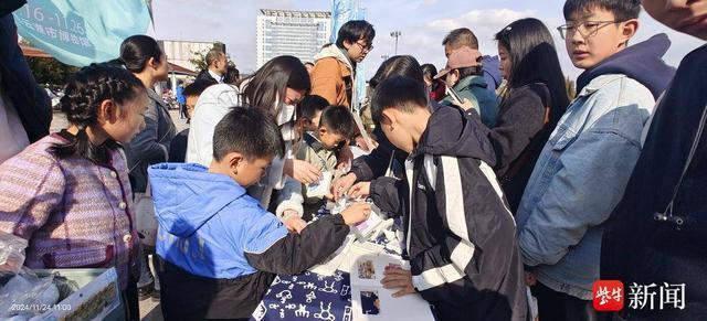 博主“听泉赏宝”撞脸博物馆文物 镇墓兽意外出圈引发打卡热潮