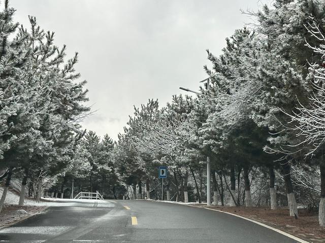 在北京最西部山区银装素裹具像化了 白雪覆盖山村