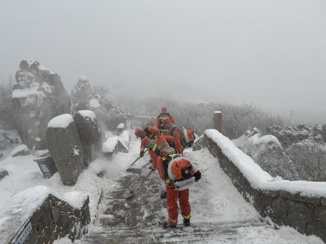 泰山积雪深度近20厘米达暴雪量级 景区暂停开放确保安全