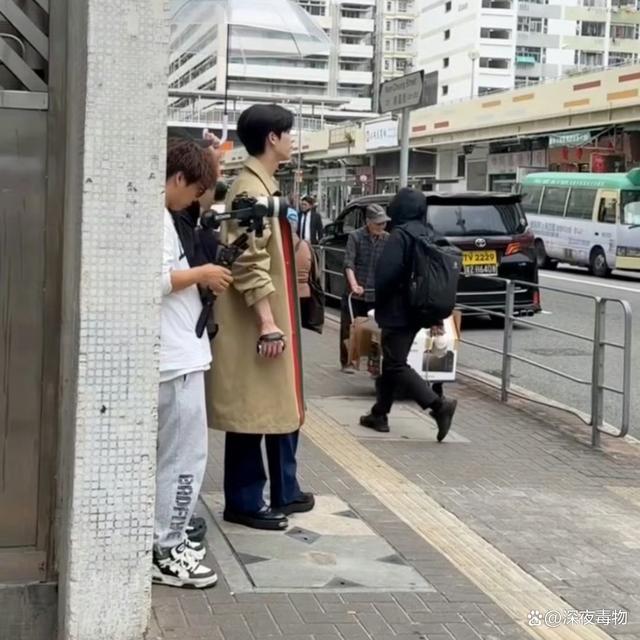 偶遇张凌赫香港拍写真 港风造型帅气十足