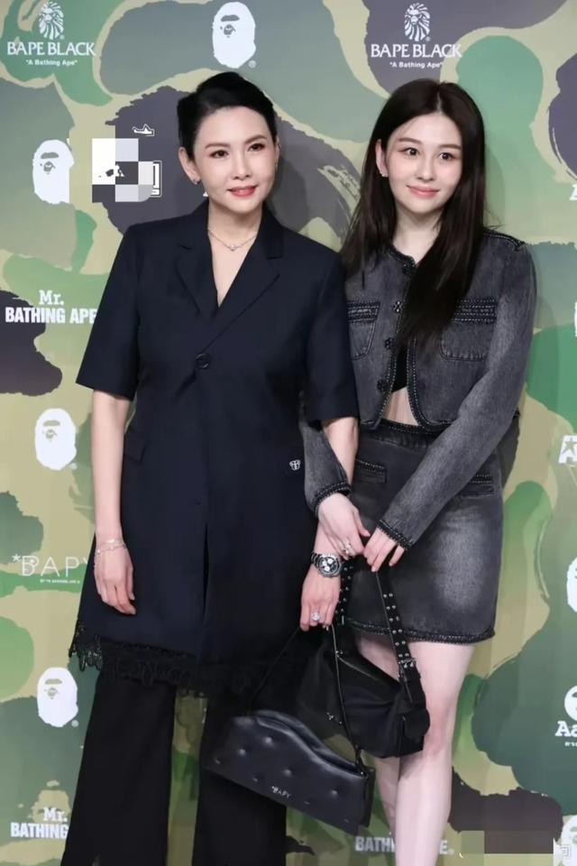 56岁邱淑贞携夫带女现身尼泊尔，素颜沉静尽显优雅气质，女儿们也个个颜值出众