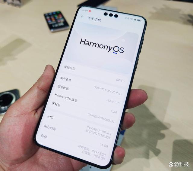 华为Mate70Pro+真机上手体验 高端设计引人注目