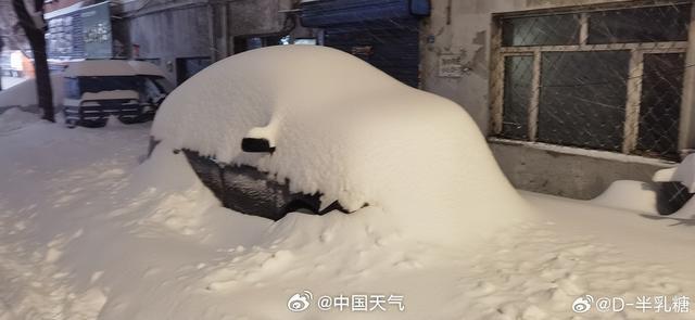 黑龙江鹤岗降特大暴雪 积雪深度创纪录