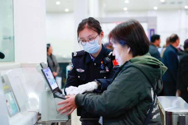 日照口岸迎大规模韩国旅游团 免签政策促便利往来