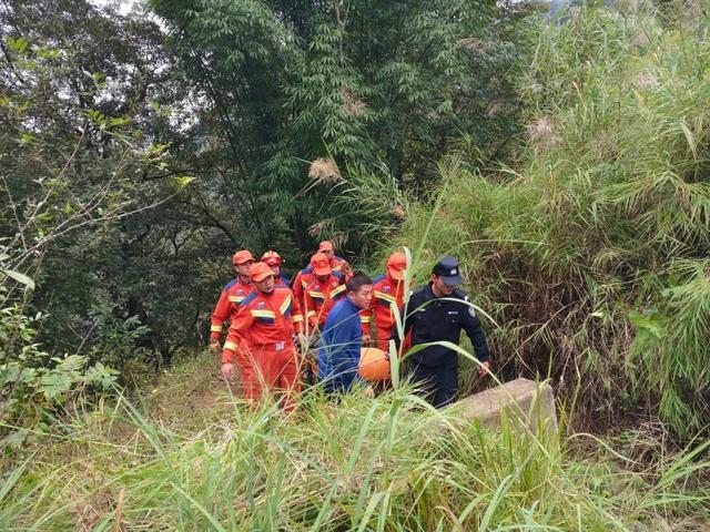 云南94岁老东说念主跌落山沟 消防遍及营救