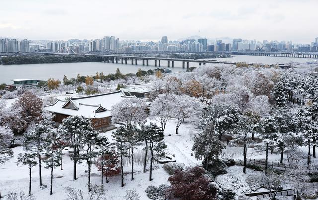 2024年11月27日，韩国首尔，当地迎来降雪天气，城市被白雪覆盖。澎湃影像 图