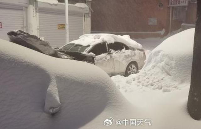 暴雪过后鹤岗车主挖宝寻车 积雪覆盖车辆难辨认