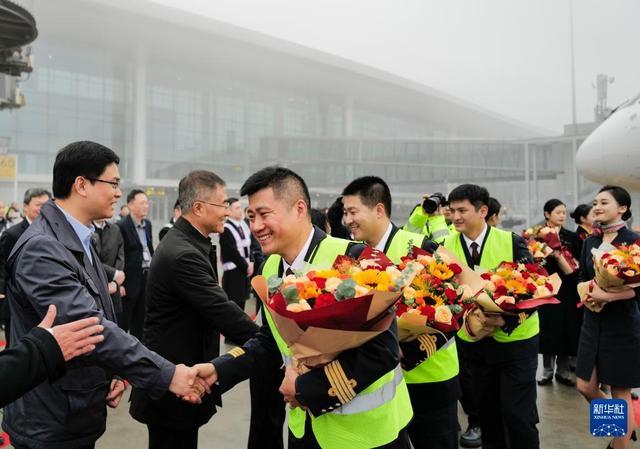 国产大飞机C919商业首航重庆 水门仪式迎首飞