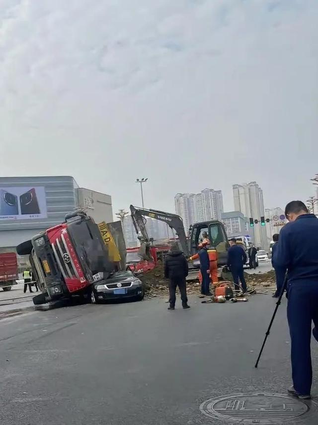 成都一渣土车侧翻压住轿车 2人遇难引发关注