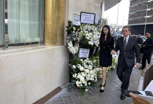 何超欣22岁闺蜜现身吕志和葬礼，父亲是李泽楷心腹，父女牵手入场 名媛风采引人注目