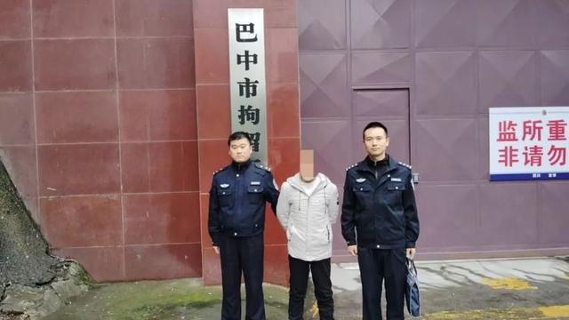 两网红因低俗直播被拘 低俗表演博取眼球