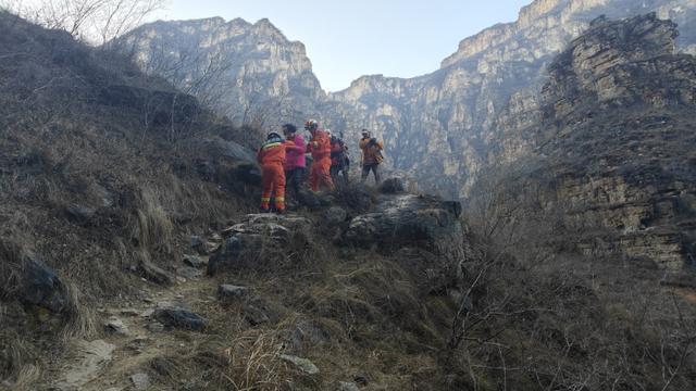 河北游客到北京房山登山受伤 消防紧急救援