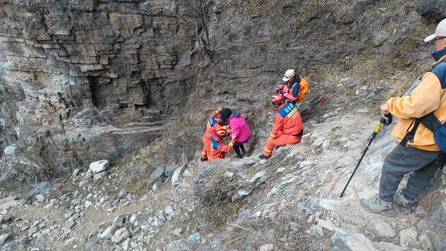 夫妻登山偏离路线被困，救援人员-10℃下彻夜搜救 低温中艰难营救