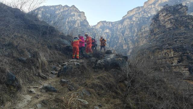 夫妻登山偏离路线被困，救援人员-10℃下彻夜搜救 低温中艰难营救