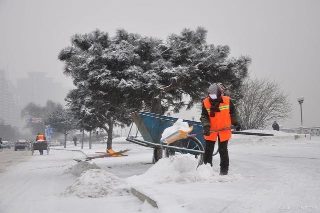 新疆阿勒泰无人机高空砸冰除雪 创新技术破解冬季出行难题